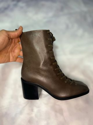 Botín de piel auténtica con cordones •Zara