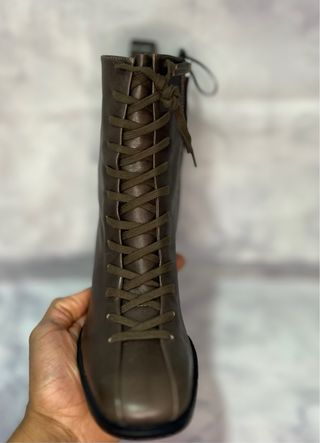 Botín de piel auténtica con cordones •Zara