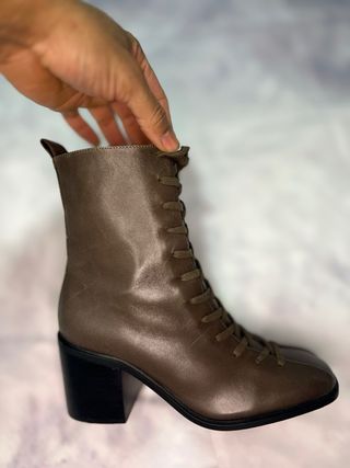 Botín de piel auténtica con cordones •Zara