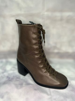 Botín de piel auténtica con cordones •Zara