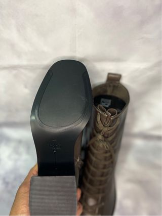 Botín de piel auténtica con cordones •Zara