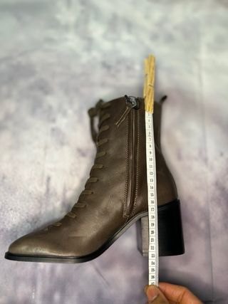 Botín de piel auténtica con cordones •Zara