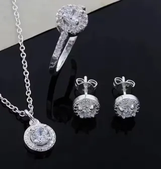 Conjunto de Joyas: Collar, Anillo y Pendientes.