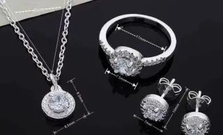 Conjunto de Joyas: Collar, Anillo y Pendientes.