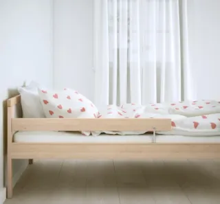 Cama infantil IKEA madera y blanco