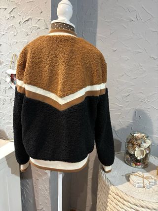 Chaqueta borrego negra y marrón