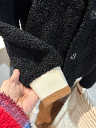 Chaqueta borrego negra y marrón