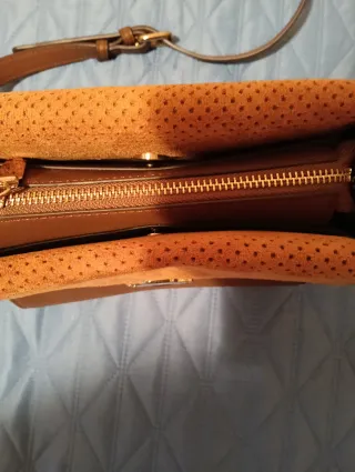 Bolso de mano beige y marrón