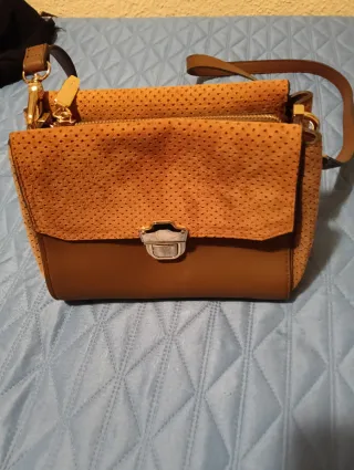 Bolso de mano beige y marrón