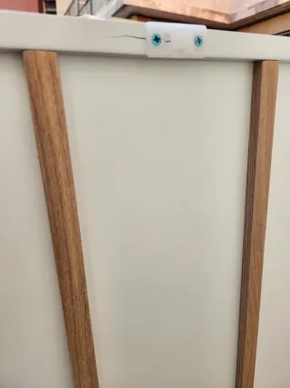 Estantería de madera y blanco