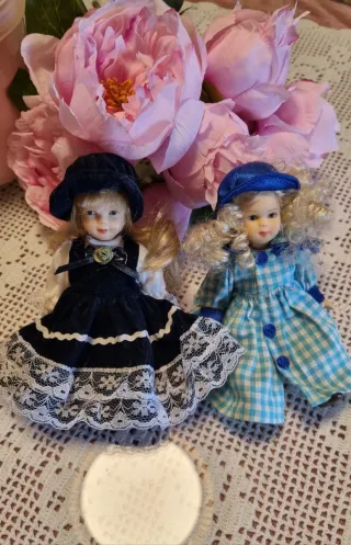 Due bambole in ceramica