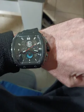 Reloj Grande Negro y Rojo Como Nuevo