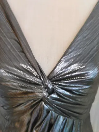 Vestido plateado con drapeado