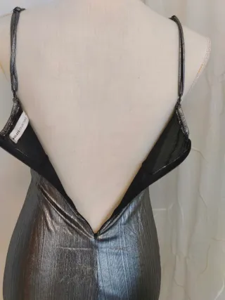 Vestido plateado con drapeado