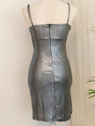 Vestido plateado con drapeado