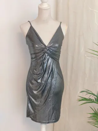 Vestido plateado con drapeado