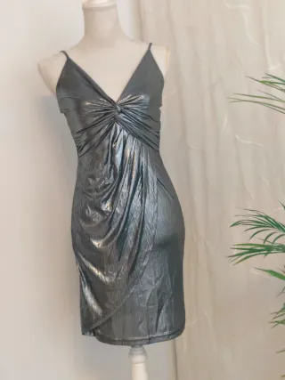 Vestido plateado con drapeado