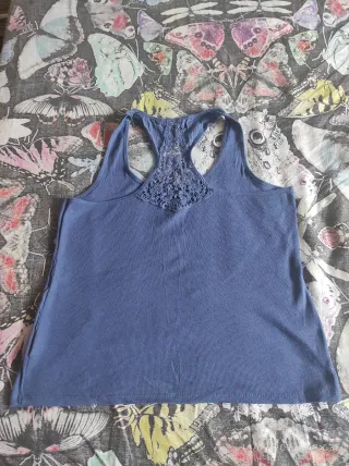 Camiseta canalé azul con detalle de encaje