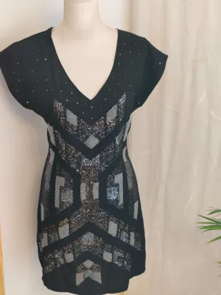 Vestido negro con lentejuelas y canutillo