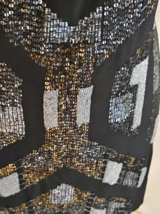 Vestido negro con lentejuelas y canutillo