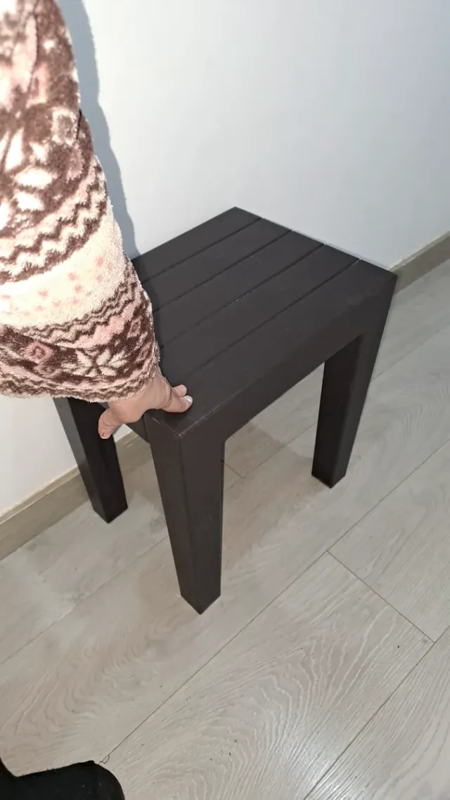 Taburete de plástico para interior o exterior