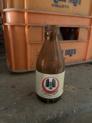 Lotto di bottiglie di birra El Águila Negra