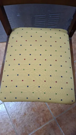 Silla de madera con asiento amarillo