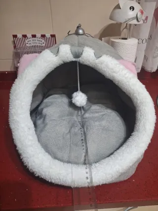 Casita para gatos gris y rosa
