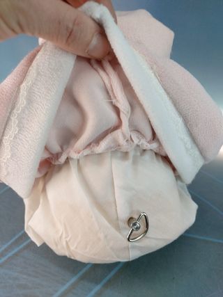 Bambino automa, bambola di porcellana con corda: suona musica e si muove