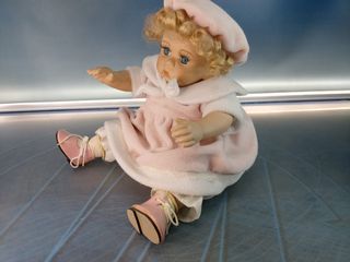 Bambino automa, bambola di porcellana con corda: suona musica e si muove