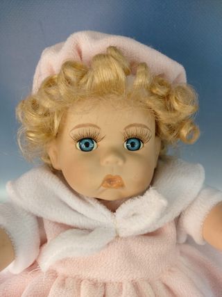 Bambino automa, bambola di porcellana con corda: suona musica e si muove