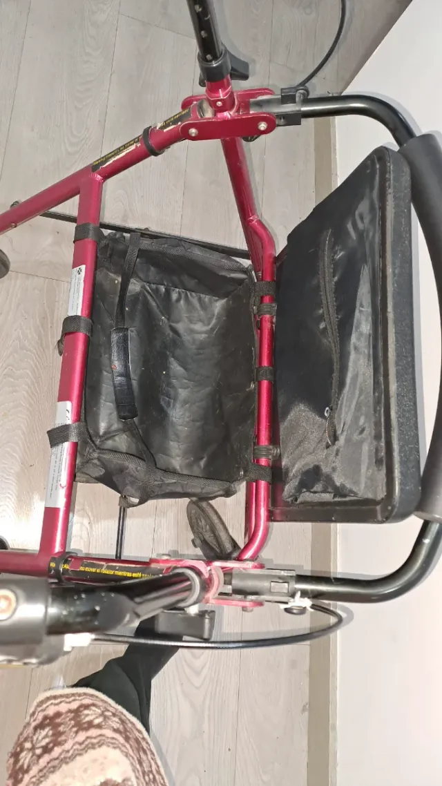Andador Plegable con Asiento y Bolsa