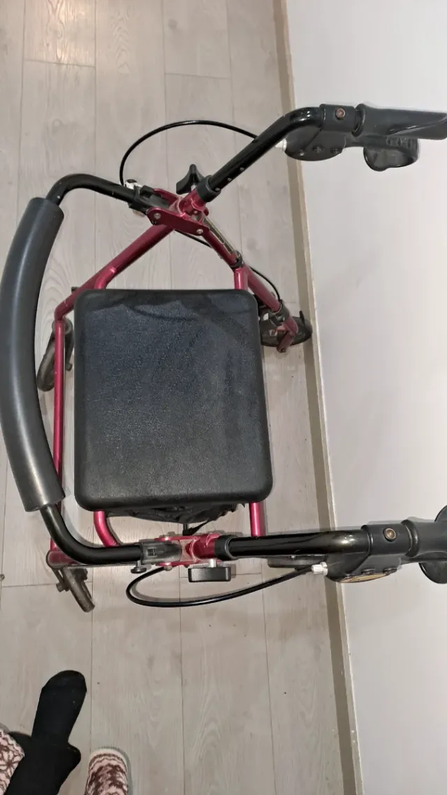 Andador Plegable con Asiento y Bolsa