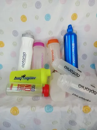 Lote de garrafas de diversas cores e tamanhos