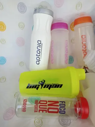 Lote de garrafas de diversas cores e tamanhos