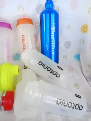 Lote de garrafas de diversas cores e tamanhos