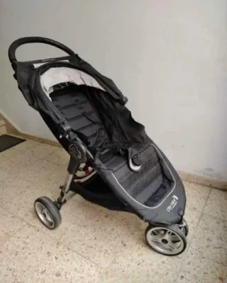Carrito de bebé negro