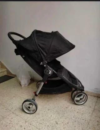 Carrito de bebé negro