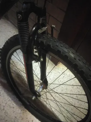 Bicicleta de montaña roja y negra