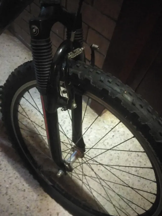 Bicicleta de montaña roja y negra