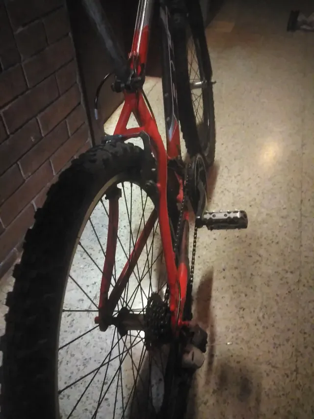 Bicicleta de montaña roja y negra