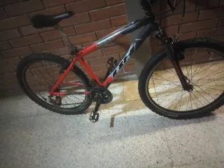 Bicicleta de montaña roja y negra