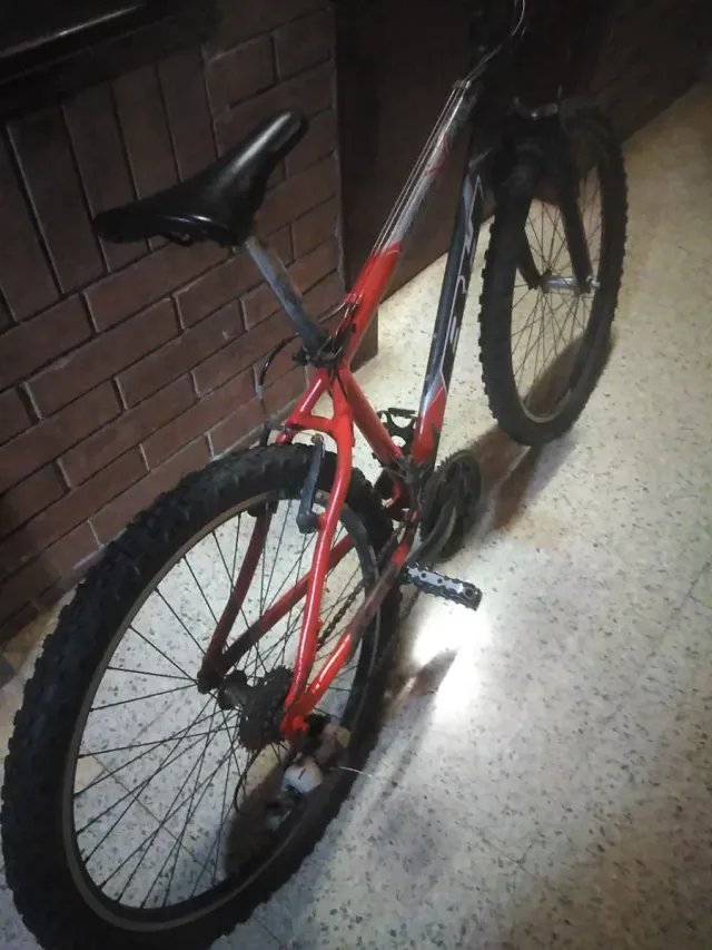 Bicicleta de montaña roja y negra