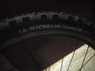 Bicicleta de montaña roja y negra