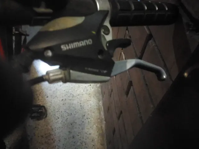 Bicicleta de montaña roja y negra