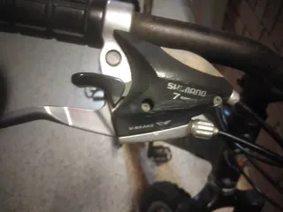 Bicicleta de montaña roja y negra