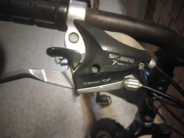 Bicicleta de montaña roja y negra