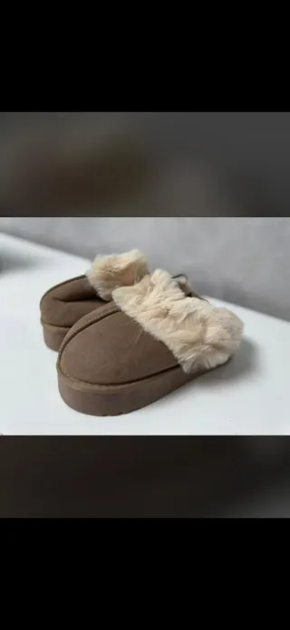 Zuecos Beige con Forro Interior.