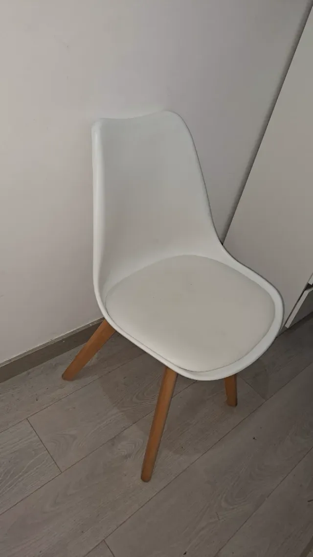 Silla nórdica blanca