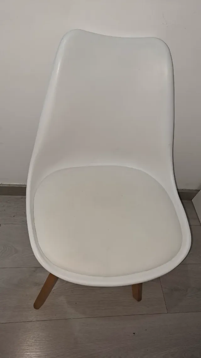 Silla nórdica blanca